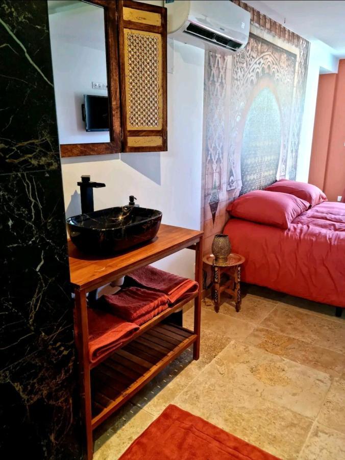 Suite Jaccuzzi En Camargue Port-Saint-Louis-du-Rhone Exterior photo